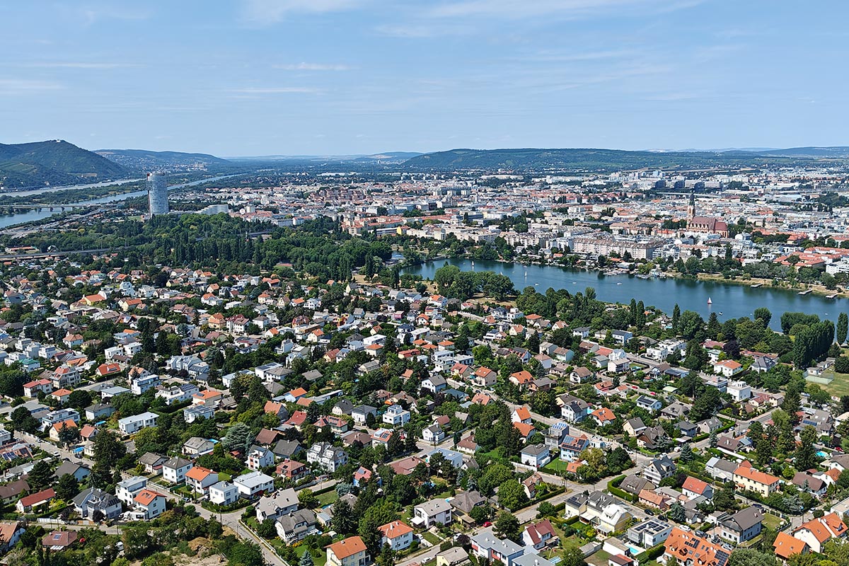 North-est view from the Donauturm: Bruckhaufen, Alte Donau und Donaustadt