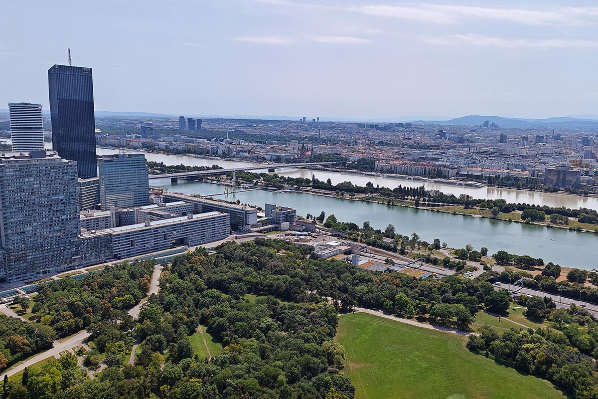 Southwest view from the Donauturm: DC Tower 1 (UNO-City), the Danube and the Reichsbrücke